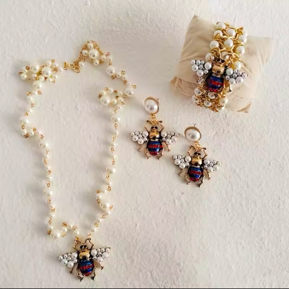 Vintage Honeybee Elegant Gold Pearl Set